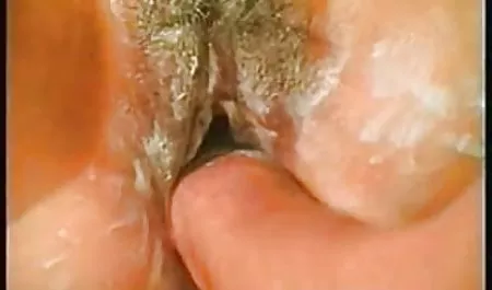 هنتای مادر خود را به عقب و سپس با استفاده از یک اسباب بازی و سکس وحشی امریکایی لرزش